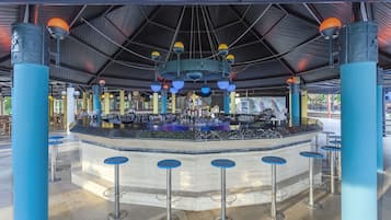 4 bares, bar junto a la piscina, bar en la playa