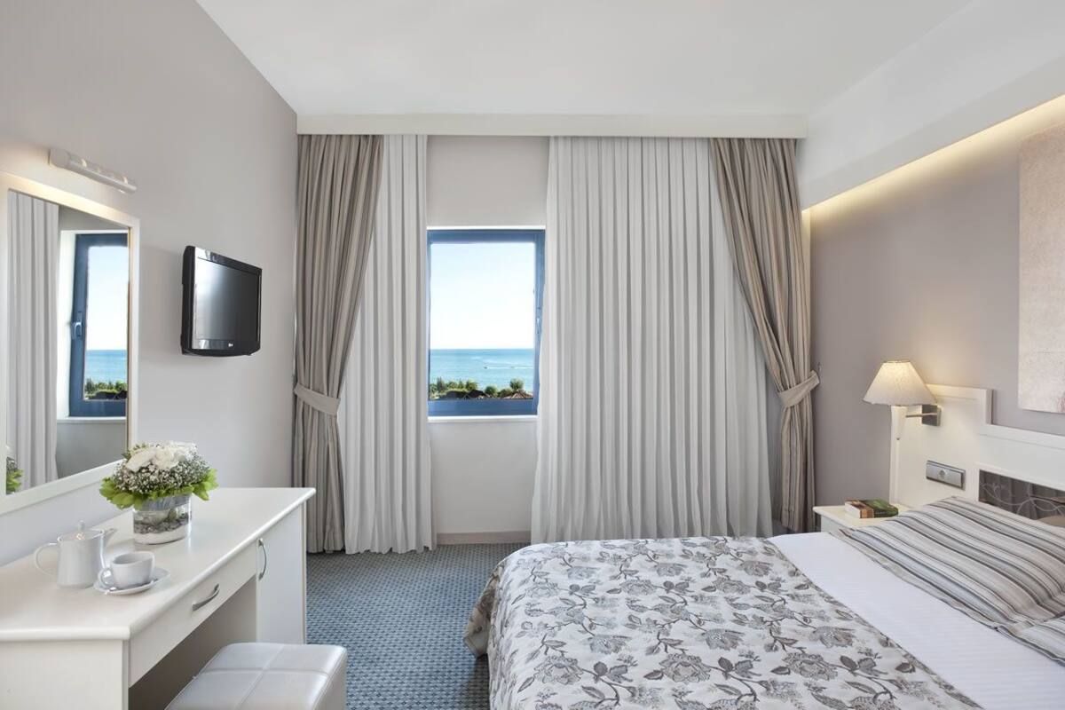 Main Building Sea View Room | عناصر مجانية داخل الميني بار وخزنة داخل الغرفة ومكتب