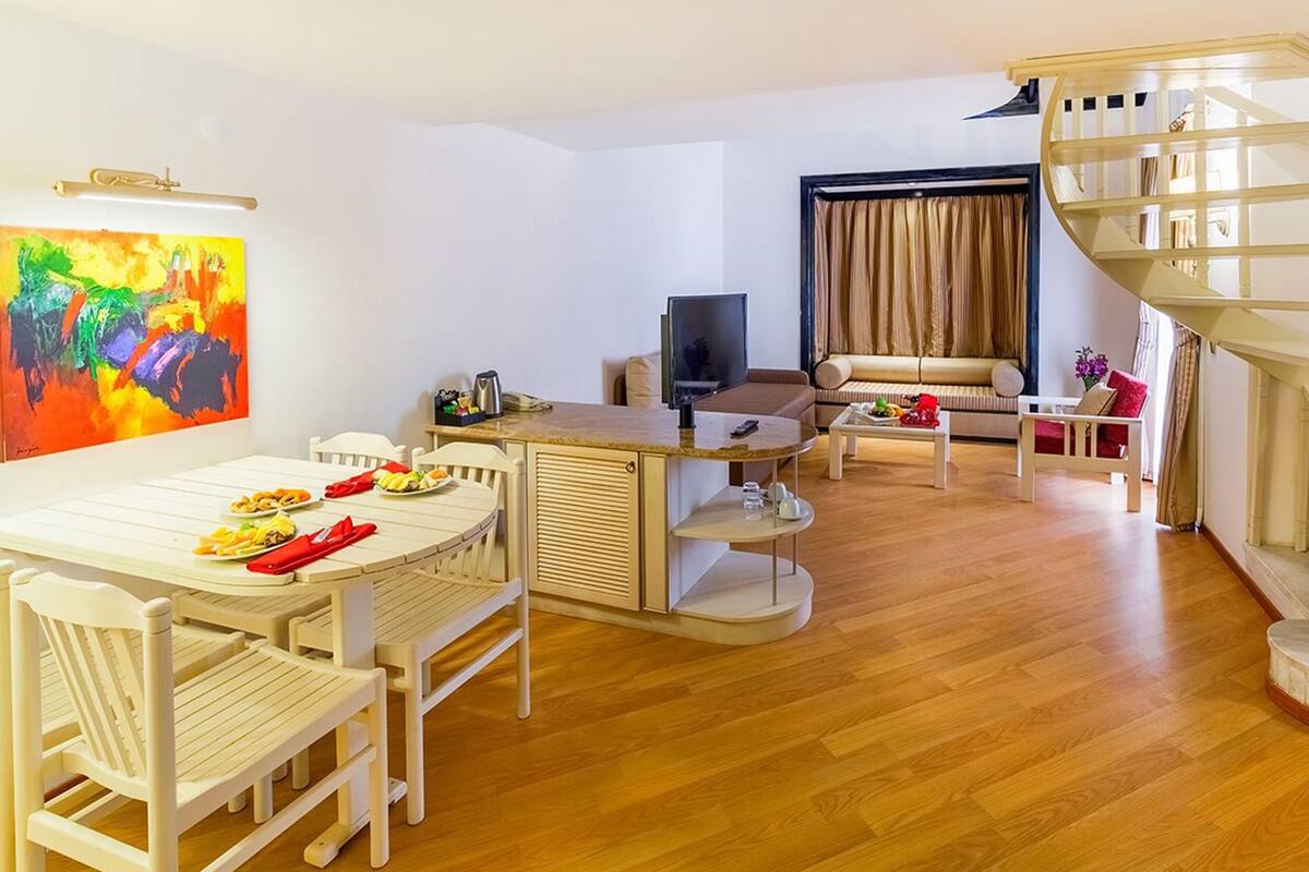 Club Duplex Family Room | عناصر مجانية داخل الميني بار وخزنة داخل الغرفة ومكتب