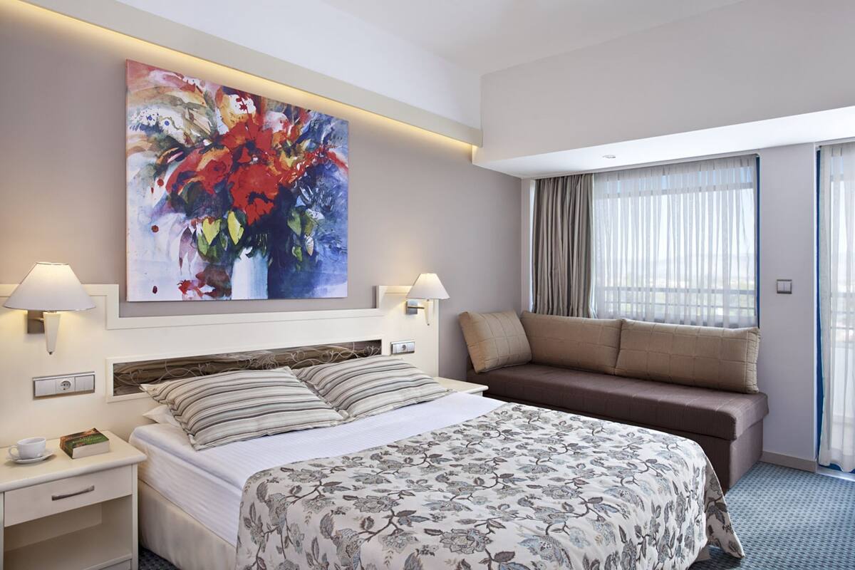 Main Building Land View Room | عناصر مجانية داخل الميني بار وخزنة داخل الغرفة ومكتب