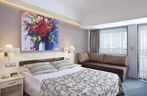 Main Building Land View Room | 迷你吧（备有免费物品）、客房内保险箱、办公桌、免费婴儿床
