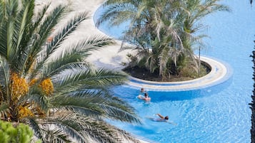 Una piscina techada, 2 piscinas al aire libre, sombrillas