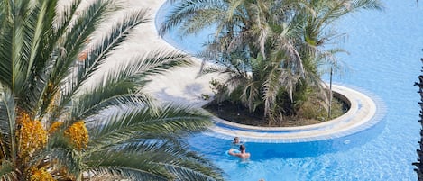 Piscine intérieure, 2 piscines extérieures, parasols, chaises longues