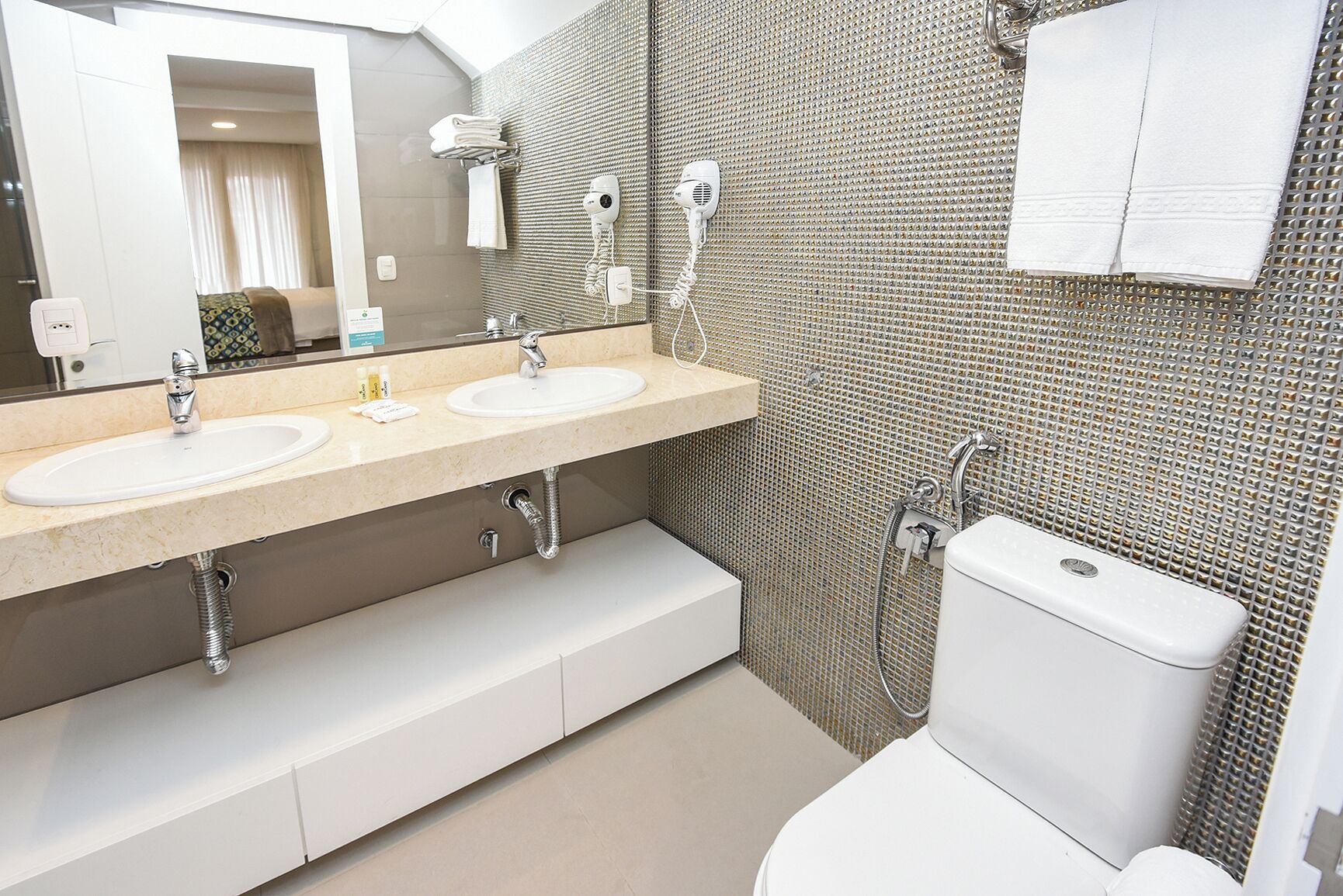 suite master | bathroom | shower, free toiletries, hair dryer, towels