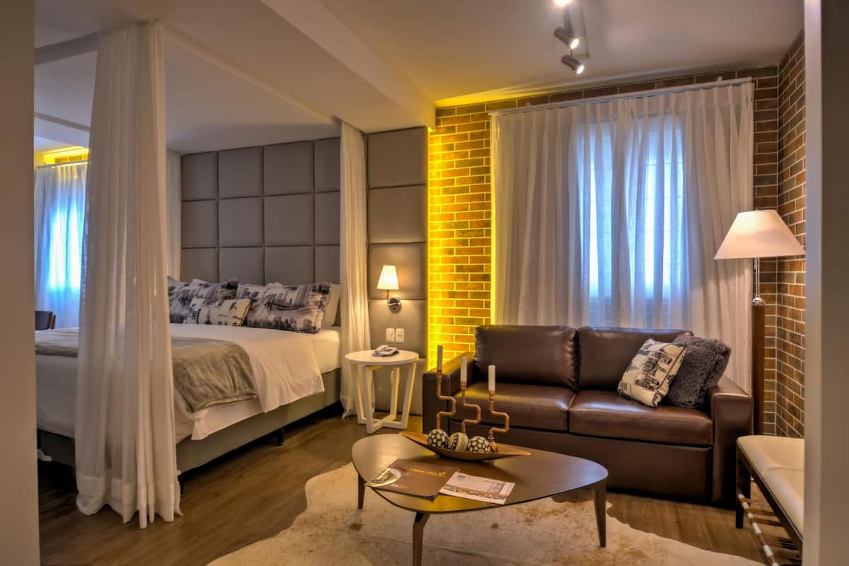 Luxe beddengoed, een minibar, een kluis op de kamer