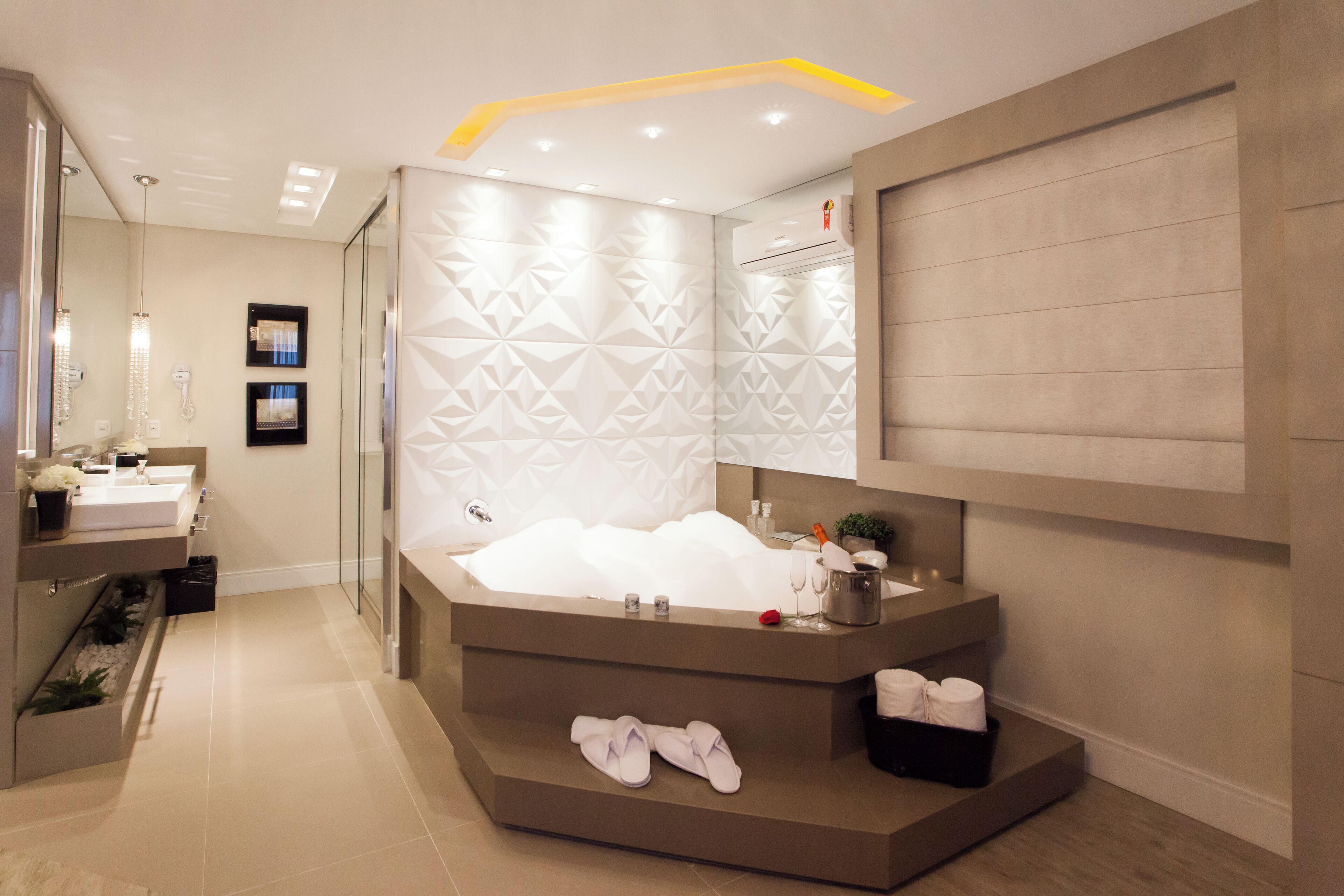 premium suite | bathroom | shower, free toiletries, hair dryer, towels