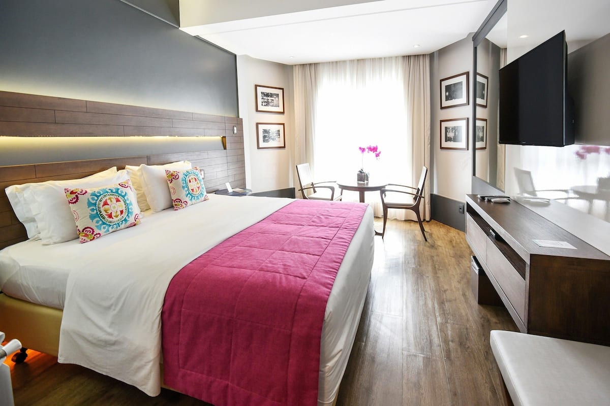 Luxe beddengoed, een minibar, een kluis op de kamer