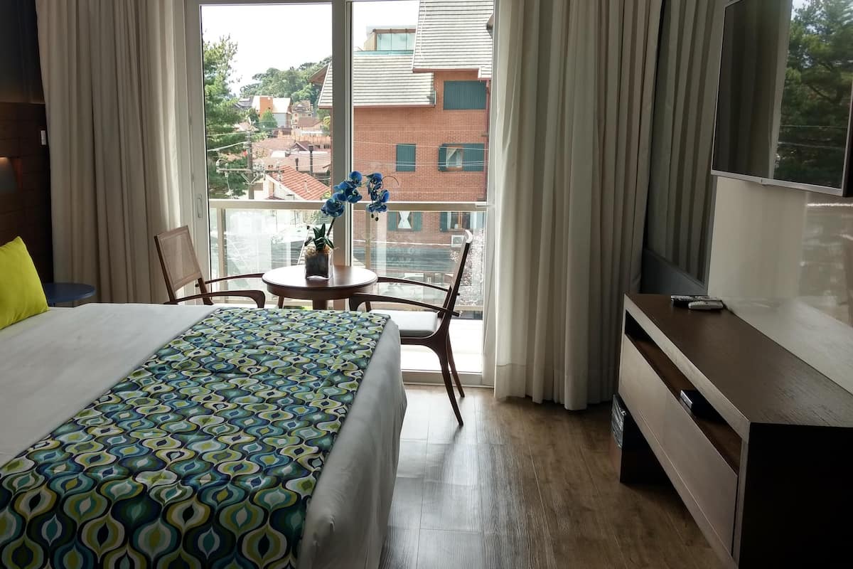Luxe beddengoed, een minibar, een kluis op de kamer