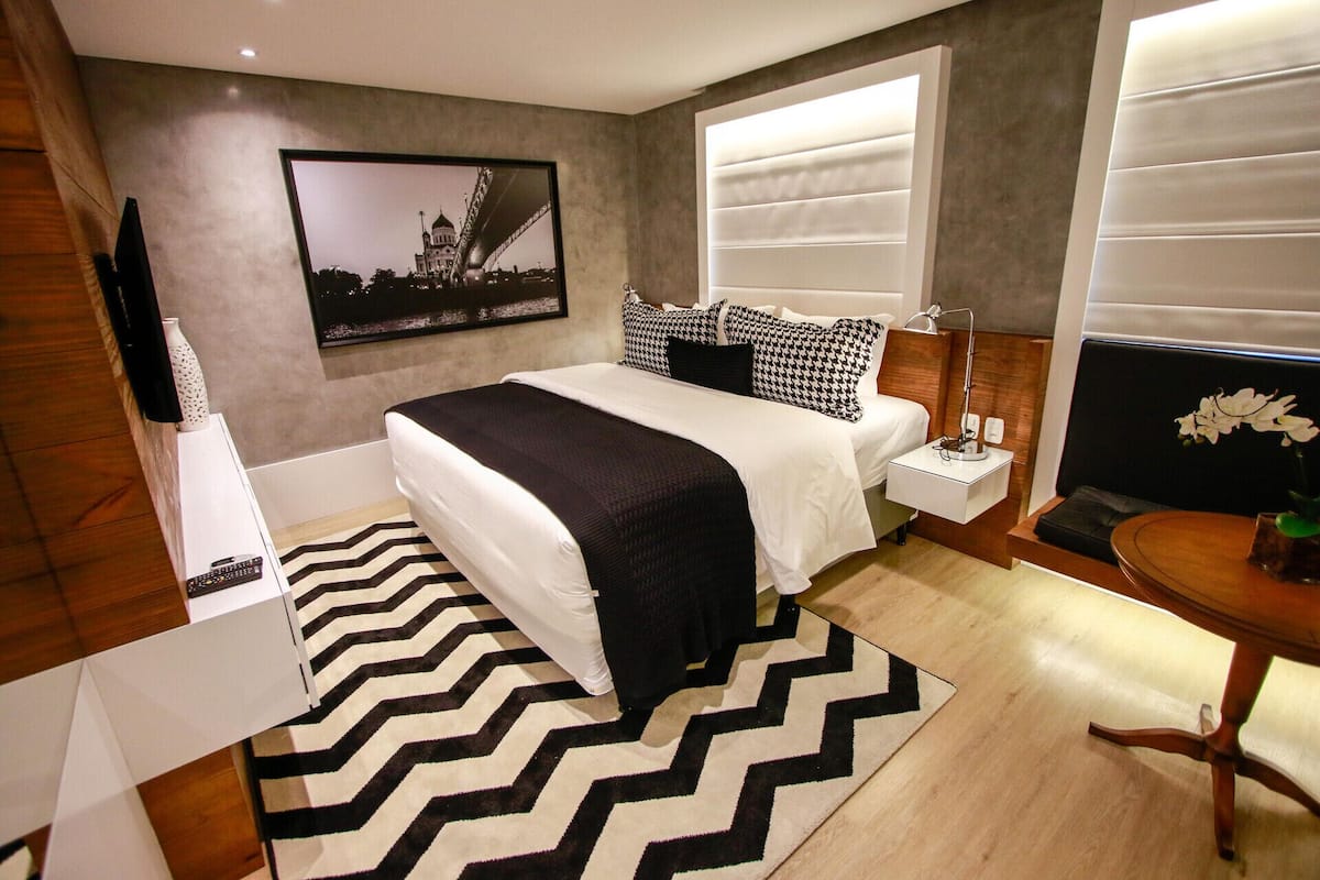 Luxe beddengoed, een minibar, een kluis op de kamer