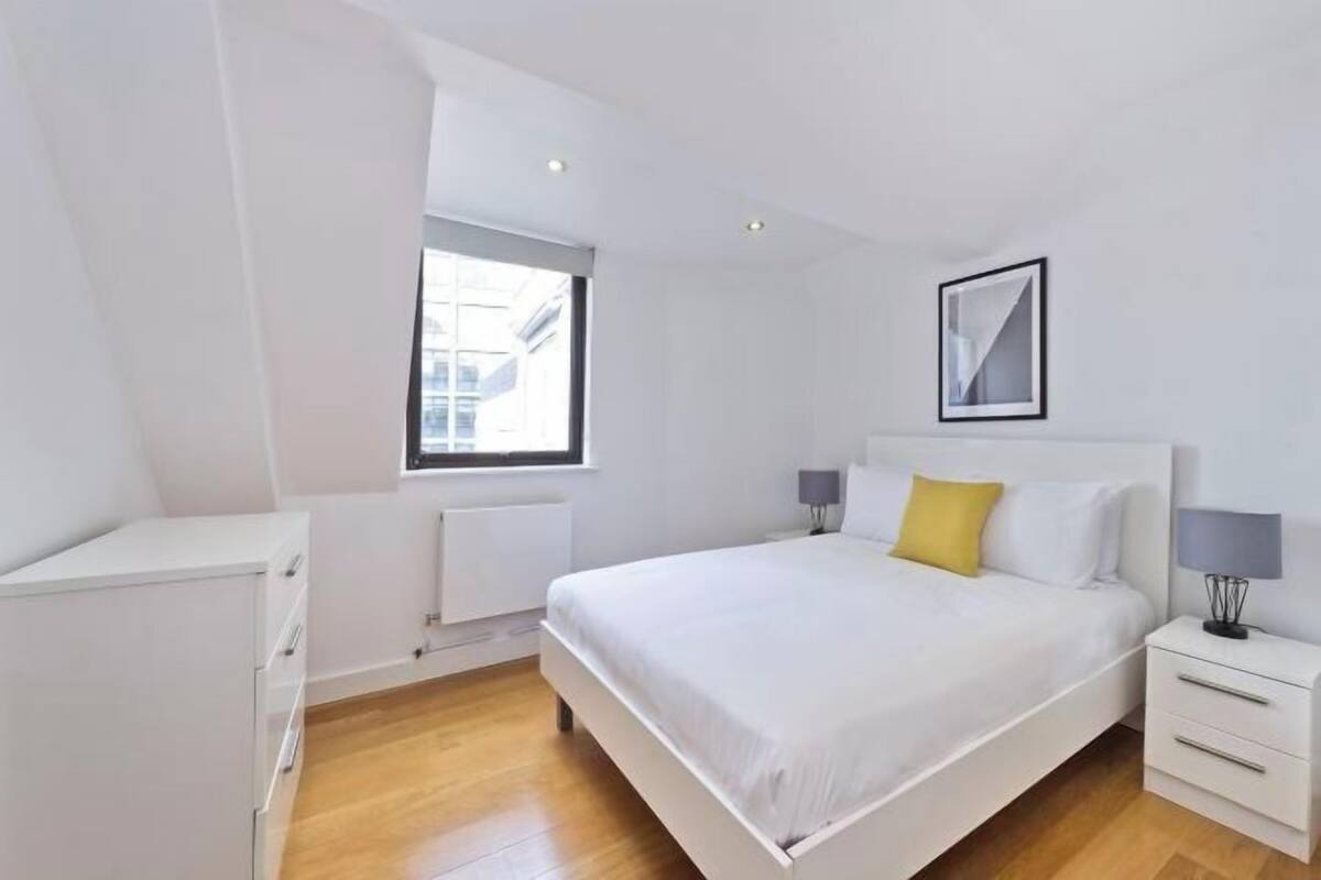 Premium bedding, in-room safe, laptop workspace, iron/ironing board