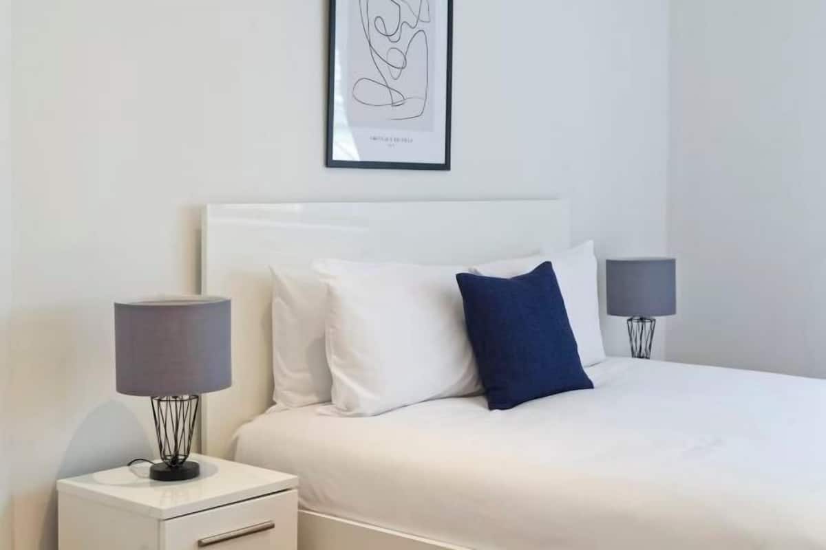 1 bedroom, premium bedding, in-room safe, laptop workspace