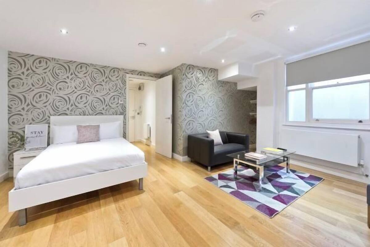 Premium bedding, in-room safe, laptop workspace, iron/ironing board