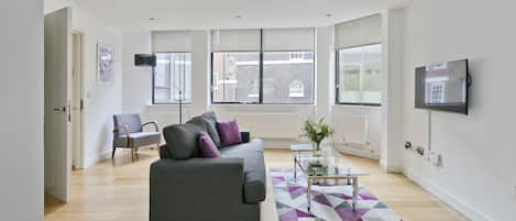 Deluxe Apartment | Ruang tamu | 40 inci televisyen skrin rata dengan digital, TV