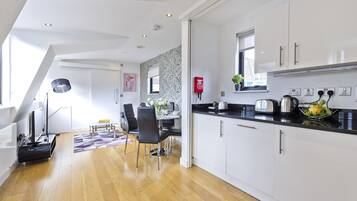 Penthouse | Living area | 40-inch flat-screen TV with digital channels, TV