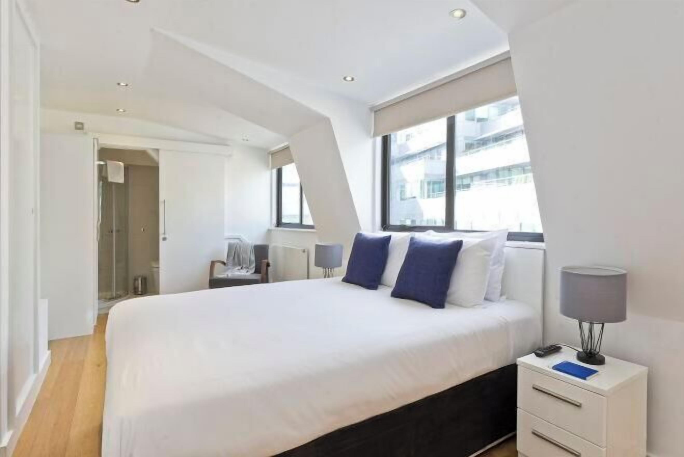 Premium bedding, in-room safe, laptop workspace, iron/ironing board