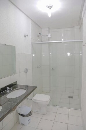 Shower, towels - Hotel Cco (Goiania)