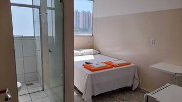 Quarto casal | Wi-Fi de cortesia, roupa de cama