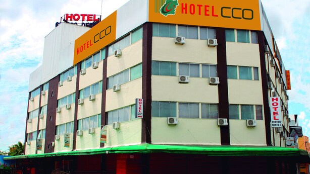 Ein mehrgeschossiges Hotelgebäude mit einem gut sichtbaren Schild, auf dem "HOTEL CCO" steht.