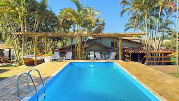 Piscina externa, espreguiçadeiras