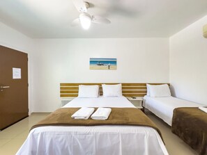 Habitación triple estándar | Minibar, cortinas opacas, ropa de cama