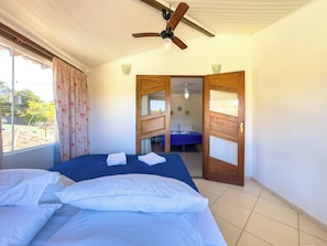 Quarto família, várias camas | Frigobar, cortinas blackout, roupa de cama