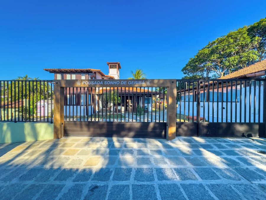 Una entrada cerrada con un letrero que dice "Pousada Sonho de Geriba".