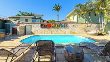 Piscina externa, espreguiçadeiras