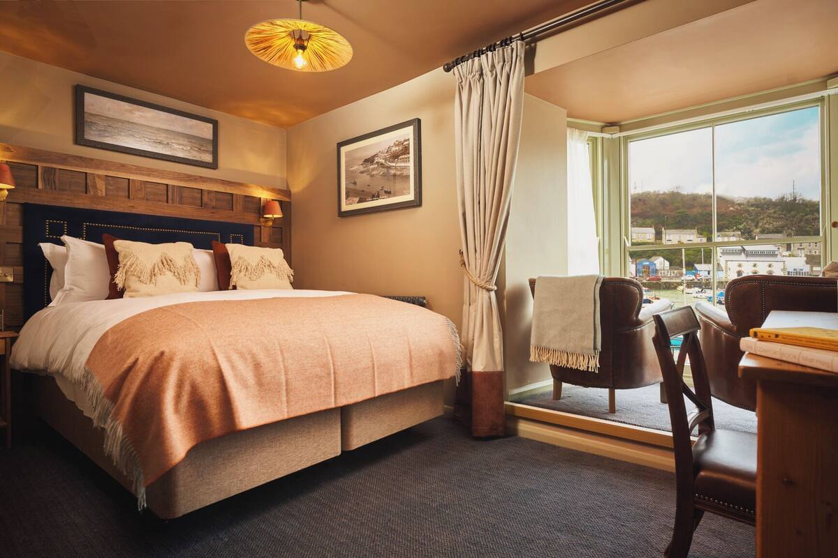 Premium Double Room | Desk, iron/ironing board (on request), WiFi (free), bed sheets