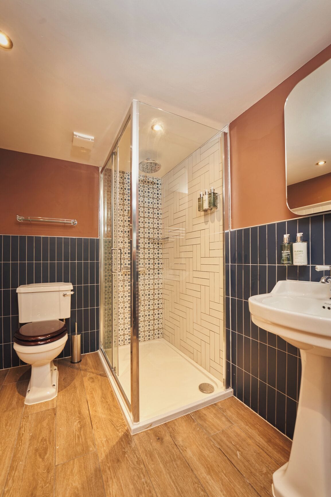 Un baño con ducha, inodoro y lavamanos.
