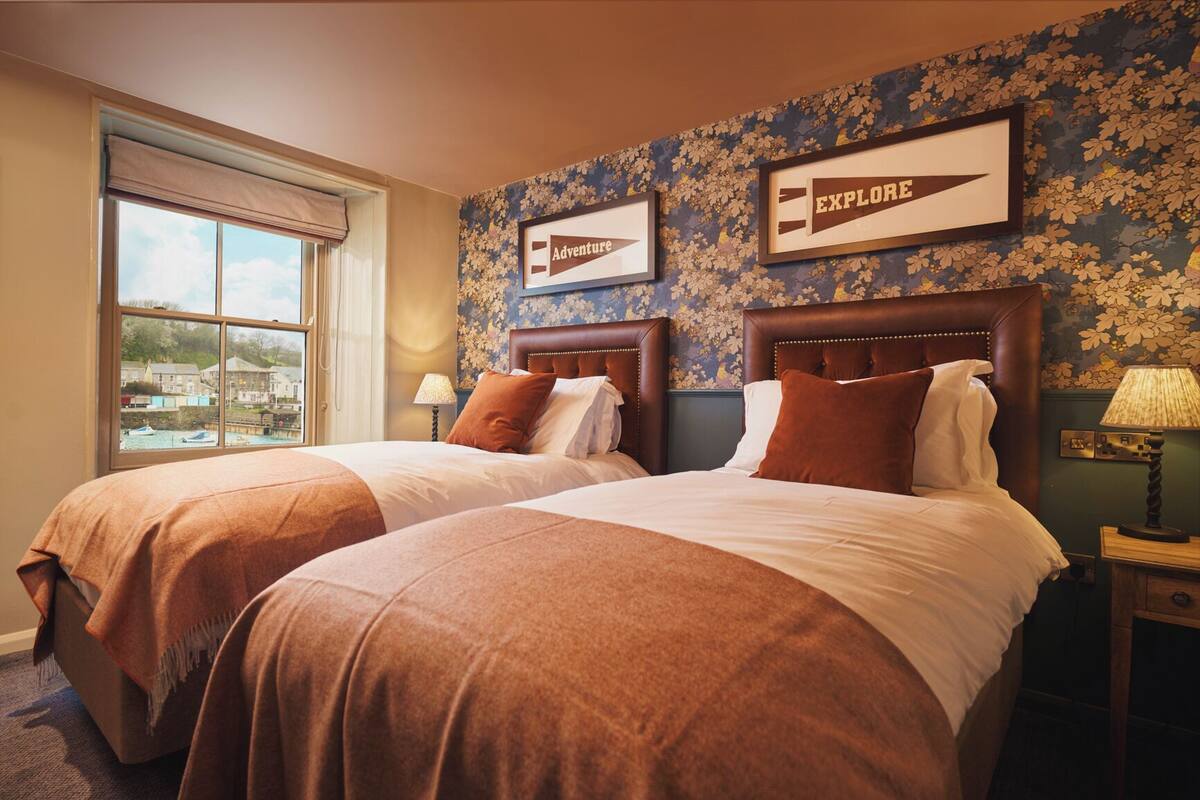 Signature Twin Room | Desk, iron/ironing board (on request), WiFi (free), bed sheets