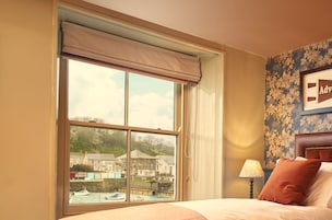Standard Twin Room | Desk, iron/ironing board (on request), free WiFi, bed sheets