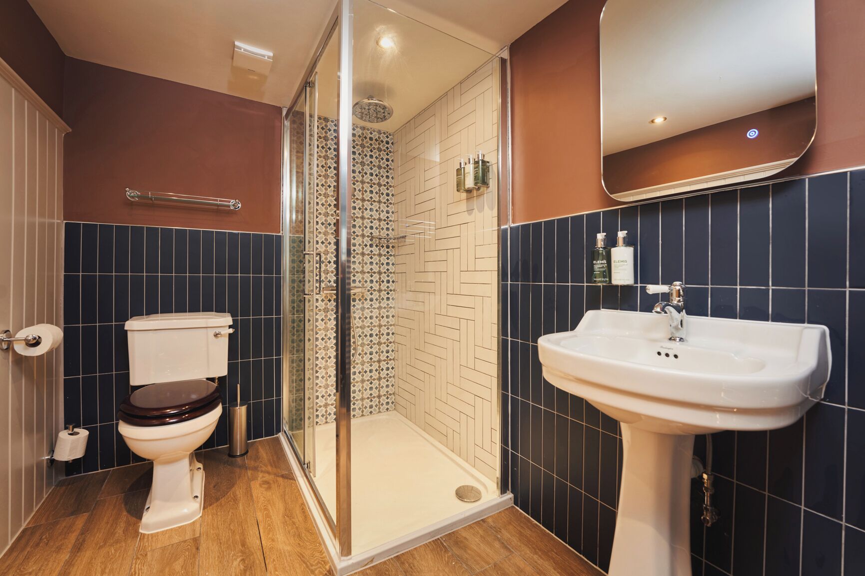 Un baño con inodoro, ducha y lavamanos.