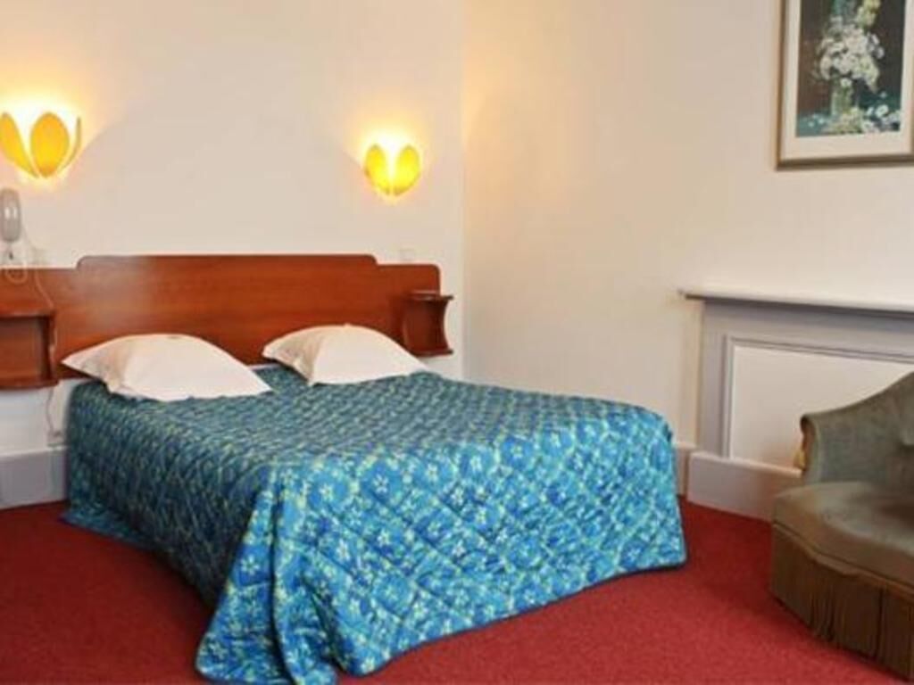 In-room safe, desk, soundproofing, free WiFi