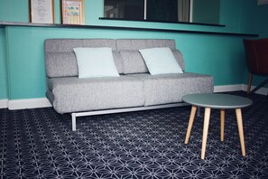 Familiekamer | Een kluis op de kamer, een bureau, geluiddichte muren, gratis wifi