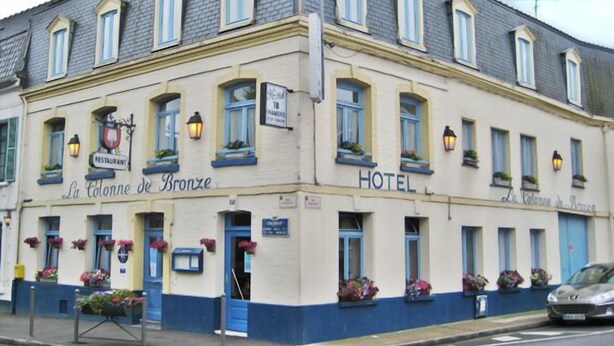 A two-story building with a sign indicating it is a hotel. - The Originals Boutique, Hôtel La Colonne de Bronze (Saint-Valery-sur-Somme)