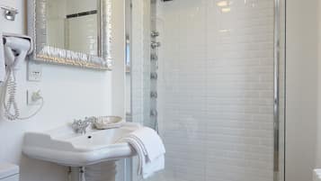 Comfort Patio Room | Baño | Ducha, artículos de higiene personal gratuitos y secador de pelo