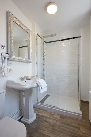Comfort Patio Room | Kylpyhuone | Suihku, ilmaiset hygieniatuotteet, hiustenkuivaaja, pyyhkeet