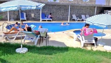 Kolam renang terbuka, payung kolam, kerusi lepak pantai