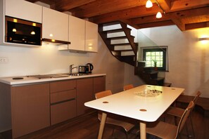 Apartamento conforto, 2 quartos, 2 banheiros, vista para o jardim | Cozinha privada | Geladeira, cooktop, lava-louças, chaleira elétrica