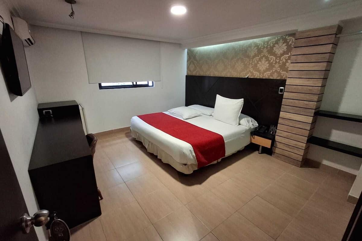 5 bedrooms, down duvets, minibar, in-room safe