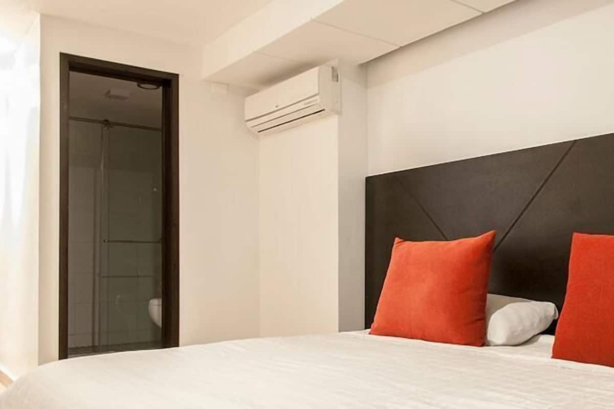 5 bedrooms, down duvets, minibar, in-room safe