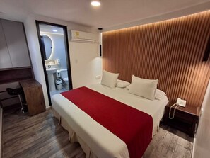 Habitación doble superior (Air Aconditioning) | 5 habitaciones, edredón, minibar y caja de seguridad en la habitación 