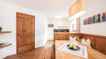 Full-size fridge, stovetop, dishwasher, coffee/tea maker