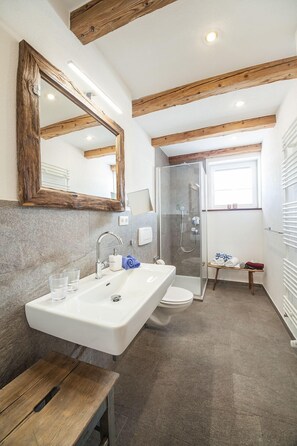 Een haardroger, badjassen, handdoeken