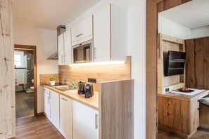 Appartement, 1 slaapkamer, balkon, uitzicht op bergen (Christina) | Privékeuken | Een koelkast/vriezer, een kookplaat, een vaatwasser