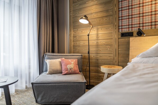 Hypo-allergenic bedding, minibar, in-room safe, desk