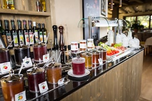 Una barra de buffet con diversos alimentos y bebidas.