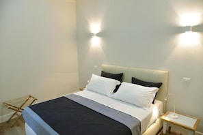 Minibar, in-room safe, desk, soundproofing - Little Rose Residence (Rome)