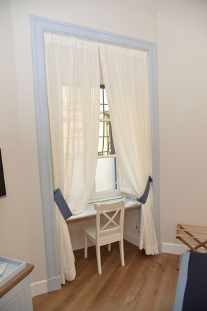 Dobbeltrom (Red Rose) | Minibar, safe på rommet, skrivebord og lydisolert