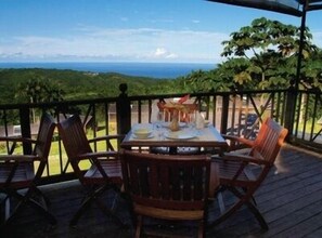 Se sirven almuerzos y cocina internacional